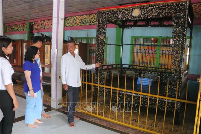 Giường ngủ mùa đông của Công tử Bạc Liêu được chùa Sà Lôn mua lại từ năm 1958 được trưng bày tại chùa. Ảnh: Minh Hưng – TTXVN