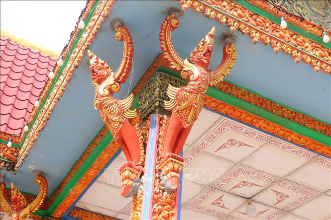 Tượng chim thần Krud nâng đỡ mái chùa Sà Lôn. Ảnh: Minh Hưng – TTXVN