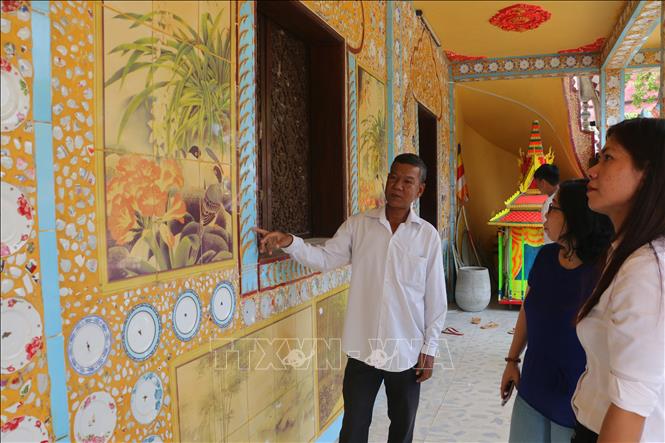 Các hoa văn được đắp nổi bằng chén kiểu trên tường ngôi sala trong chùa Sà Lôn. Ảnh: Minh Hưng – TTXVN