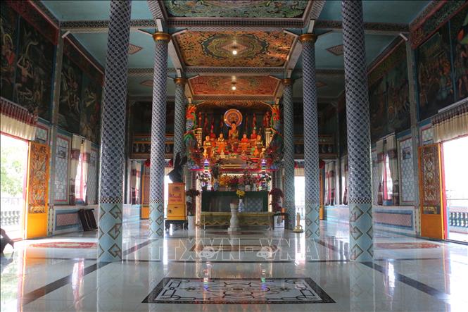 Bên trong chánh điện chùa Sà Lôn thờ duy nhất Phật Thích Ca. Ảnh: Minh Hưng – TTXVN
