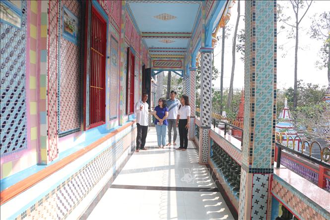 Hành lang chánh điện chùa Sà Lôn với tường, cột đều được đắp bằng chén kiểu. Ảnh: Minh Hưng – TTXVN