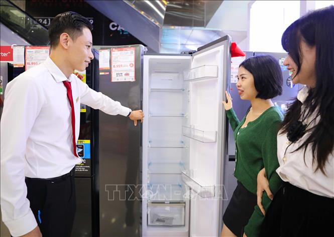 Người tiêu nghe tư vấn, giới thiệu về tủ lạnh Casper đang có chương trình giảm giá lớn tại siêu thị điện máy Pico (quận Cầu Giấy, Hà Nội). Ảnh: Thanh Tùng - TTXVN 