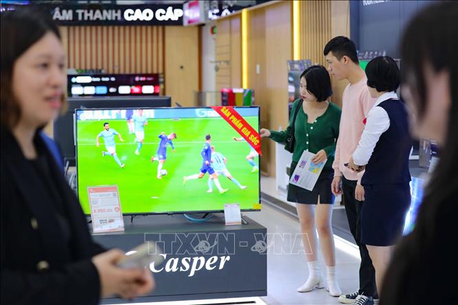 Nhiều tivi màn hình cỡ lớn, chức năng hiện đại của Casper đang giảm giá lớn với nhiều ưu đãi tới người tiêu dùng. Ảnh: Thanh Tùng - TTXVN