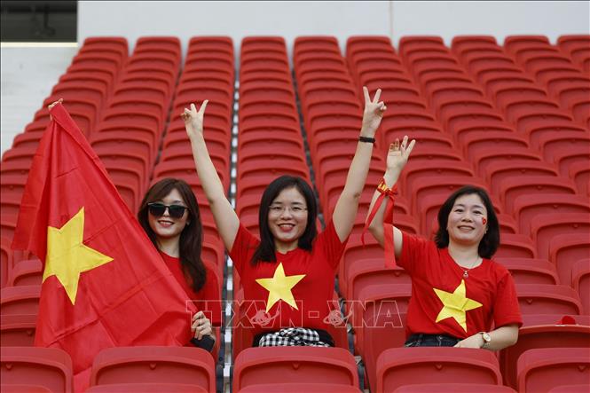Cổ động viên Việt Nam trên sân Al-Thumama. Ảnh: AFP/TTXVN