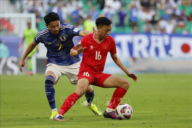 Thái Sơn nỗ lực kiểm soát bóng trước Yukinari Sugawara. Ảnh: AFP/TTXVN