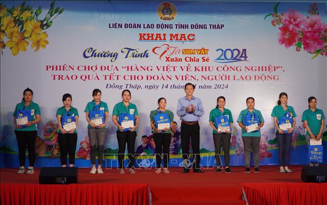 Đoàn viên, người lao động nhận quà trong chương trình “Tết Sum vầy - Xuân chia sẻ” tại Khu Công nghiệp Trần Quốc Toản. Ảnh: Nhựt An - TTXVN