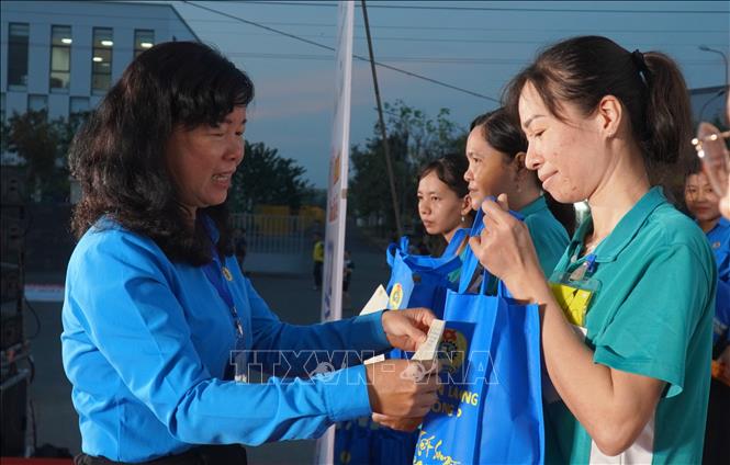 Trao quà cho đoàn viên, người lao động trong chương trình “Tết Sum vầy - Xuân chia sẻ” tại Khu Công nghiệp Trần Quốc Toản (thành phố Cao Lãnh). Ảnh: Nhựt An - TTXVN