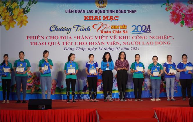 Trao quà cho đoàn viên, người lao động trong chương trình “Tết Sum vầy - Xuân chia sẻ” tại Khu Công nghiệp Trần Quốc Toản (thành phố Cao Lãnh). Ảnh: Nhựt An - TTXVN