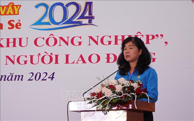 Chủ tịch Liên đoàn Lao động tỉnh Đồng Tháp Huỳnh Thị Tuyết Vui phát biểu trong chương trình. Ảnh: Nhựt An - TTXVN