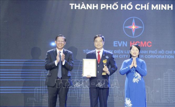Đại diện doanh nghiệp nhận vinh danh Thương hiệu Vàng Thành phố Hồ Chí Minh tại sự kiện. Ảnh: Mỹ Phương - TTXVN