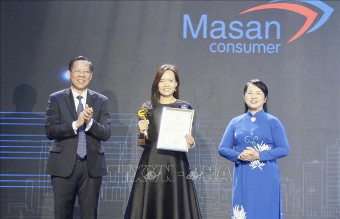  Đại diện doanh nghiệp nhận vinh danh Thương hiệu Vàng Thành phố Hồ Chí Minh tại sự kiện. Ảnh: Mỹ Phương - TTXVN.