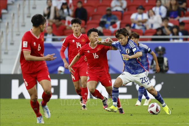 Takefusa Kubo (số 20) của Nhật Bản kiểm soát bóng trước các cầu thủ Việt Nam. Ảnh: AFP/TTXVN