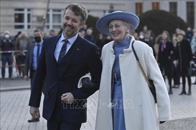 Nữ Hoàng Đan Mạch Margrethe II và con trai, Thái tử Frederik tại Berlin, Đức ngày 10/11/2021. Ảnh: AFP/TTXVN