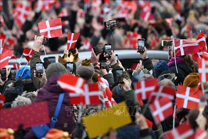 Người dân Đan Mạch tập trung trước trụ sở Quốc hội ở trung tâm thủ đô Copenhagen để chứng kiến sự kiện Nữ Hoàng Margrethe II truyền ngôi cho con trai, Thái tử Frederik, ngày 14/1/2024. Ảnh: AFP/TTXVN