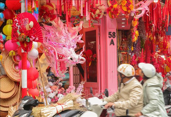 Mô hình rồng trên phố Hàng Mã thu hút sự chú ý của nhiều người dân. Ảnh: Hoàng Hiếu - TTXVN