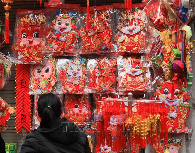 Người dân chọn mua hình rồng - biểu tượng của năm Giáp Thìn. Ảnh: Hiếu - TTXVN