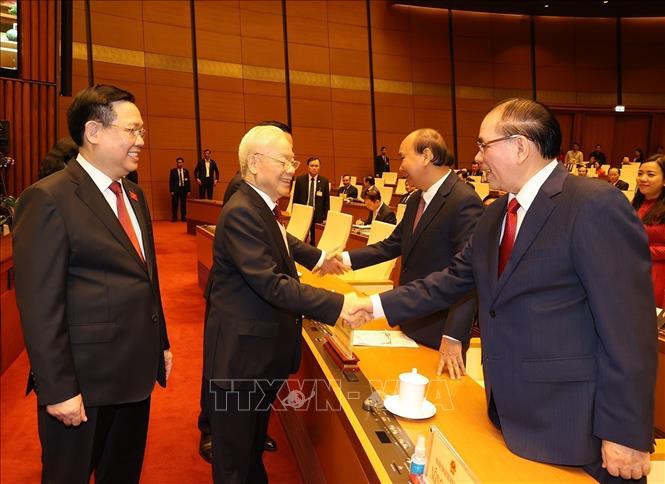 Party General Secretary Nguyen Phu Trong meets delegates at the meeting. VNA Photo: Trí Dũng