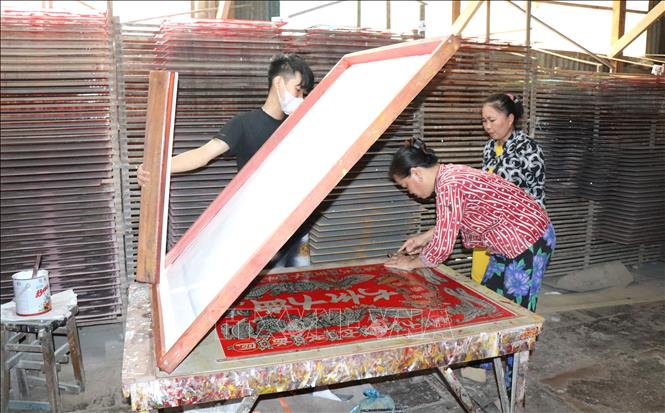 Tranh kính được sử dụng phương pháp kéo lụa sản xuất đại trà nên giá thành tương đối rẻ. Ảnh: Thanh Sang –TTXVN