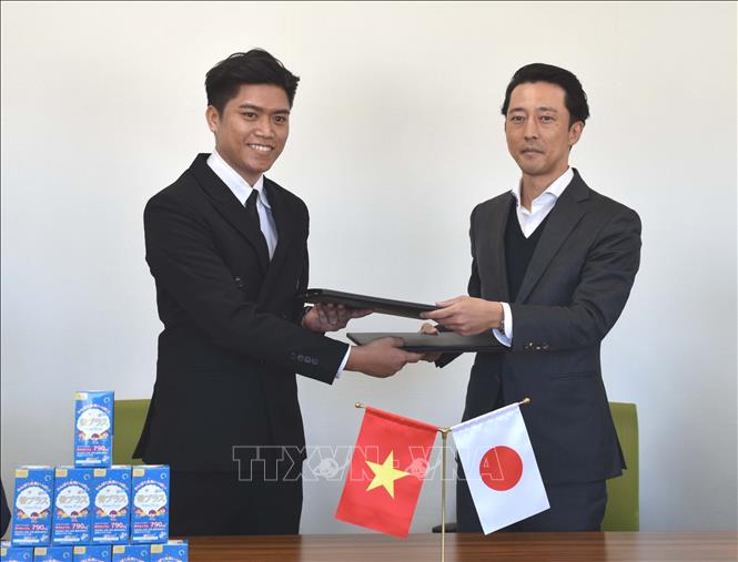 Giám đốc Ensou Việt Nam, ông Lưu Huy Nhật và đại diện AFC-HD AMS Life Science, ông Hiroshi Suzuki, trao đổi thỏa thuận hợp tác. Ảnh: Nguyễn Tuyến - Pv TTXVN tại Nhật Bản