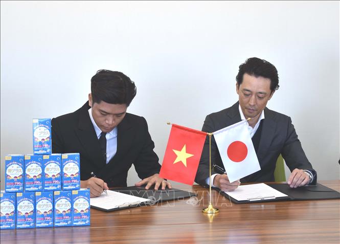 Giám đốc Ensou Việt Nam, ông Lưu Huy Nhật và đại diện AFC-HD AMS Life Science, ông Hiroshi Suzuki, ký kết thỏa thuận hợp tác. Ảnh: Nguyễn Tuyến - Pv TTXVN tại Nhật Bản