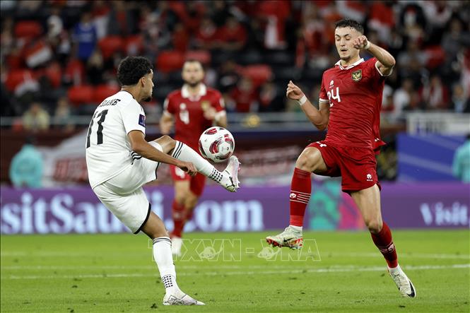 Tiền vệ Iraq Zidane (trái) nỗ lực khống chế bóng trước đối thủ Indonesia Ivar Jenner trong trận đấu. Ảnh: AFP/TTXVN