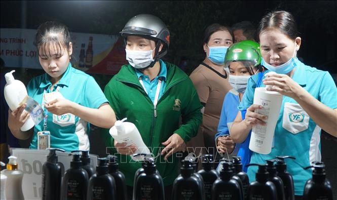 Đoàn viên, người lao động mua hàng tại phiên chợ đưa hàng Việt về Khu Công nghiệp Trần Quốc Toản. Ảnh: Nhựt An - TTXVN