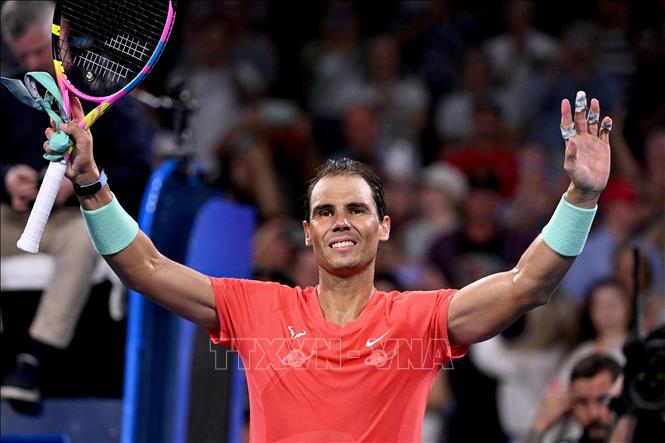 Tay vợt Rafael Nadal thi đấu tại giải quần vợt quốc tế Brisbane ở Australia ngày 2/1/2024. Ảnh: AFP/TTXVN