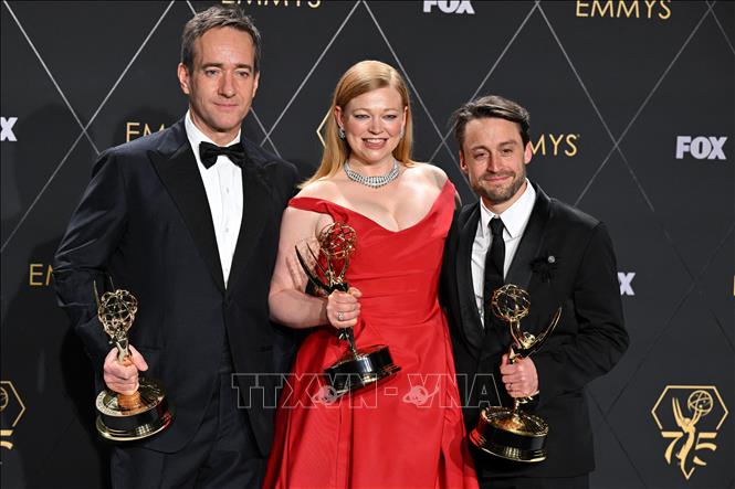 (Từ trái sang) Nam diễn viên Matthew Macfadyen đoạt giải 