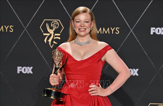 Nữ diễn viên người Australia Sarah Snook đoạt giải 