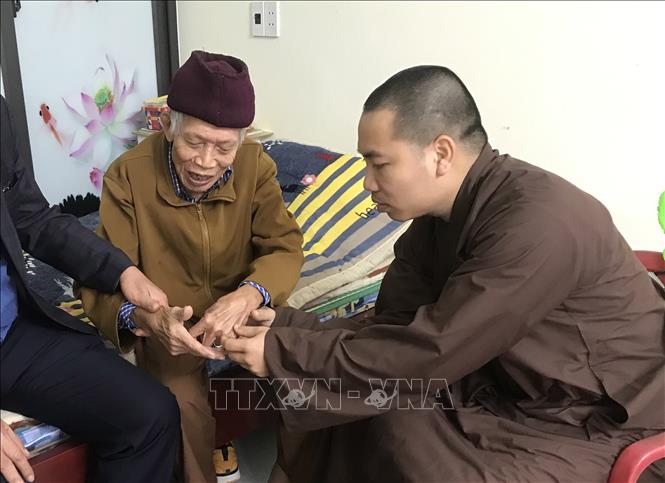 Nhà chùa chăm sóc sức khỏe, chỗ ăn, nghỉ cũng là nơi để người già cô đơn nương tựa cửa phật và học phật pháp. Ảnh: Tiến Vĩnh - TTXVN
