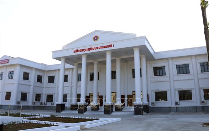 The Vietnamese Ministry of Defence on January 16 hands over the newly-built command headquarter of the Infantry Division 1 of the Lao People’s Army to the Lao side as a gift for the Lao defence ministry. VNA Photo: Phạm Kiên