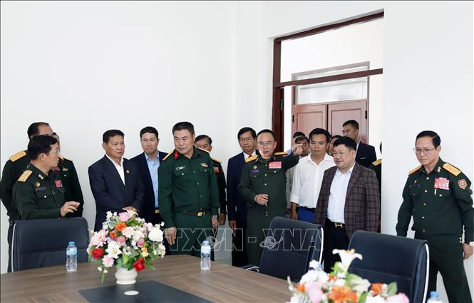 The Vietnamese Ministry of Defence on January 16 hands over the newly-built command headquarter of the Infantry Division 1 of the Lao People’s Army to the Lao side as a gift for the Lao defence ministry. VNA Photo: Phạm Kiên