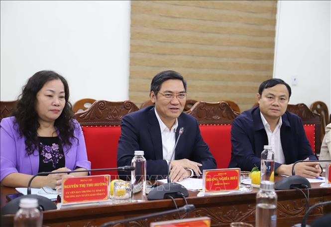 Phó Bí thư Tỉnh ủy Nghệ An Hoàng Nghĩa Hiếu (giữa) phát biểu tại buổi làm việc với Tổng Giám đốc TTXVN.  Ảnh: Xuân Tiến - TTXVN 