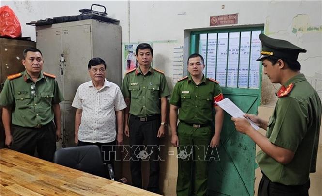 Cơ quan An ninh điều tra Công an Thành phố Hồ Chí Minh tống đạt các quyết định và lệnh đối với bị can Nguyễn Công Khế, Chủ tịch HĐQT Công ty Cổ phần tập đoàn Truyền thông Thanh Niên, nguyên Tổng Biên tập Báo Thanh Niên. Ảnh: TTXVN phát