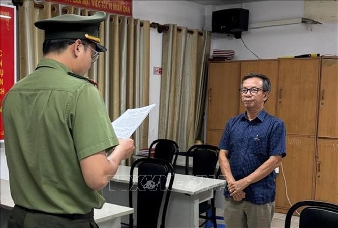 Cơ quan An ninh điều tra Công an Thành phố Hồ Chí Minh tống đạt các quyết định và lệnh đối với bị can Nguyễn Quang Thông, nguyên Tổng Biên tập Báo Thanh Niên. Ảnh: TTXVN phát