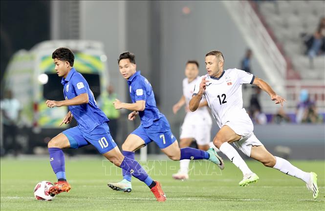 Tiền đạo Suphanat (10) dẫn bóng tốc độ. Ảnh: Hoàng Linh - PV TTXVN từ Qatar