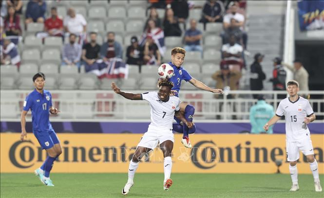 Hậu vệ đội trưởng Theerathon của Thái Lan bật cao phá bóng. Ảnh: Hoàng Linh - PV TTXVN từ Qatar