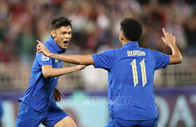 Supachai Jaided (9) ăn mừng bàn thắng thứ 2 ghi được cho Thái Lan vào lưới Kyrgyzstan. Ảnh: Hoàng Linh - PV TTXVN từ Qatar 