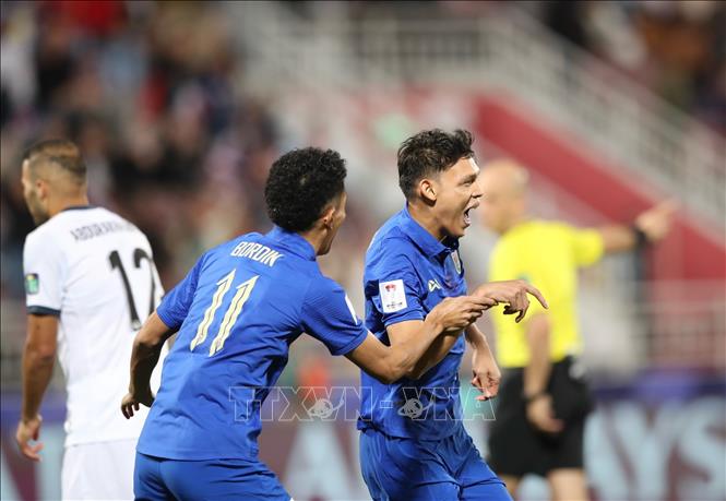 Supachai Jaided (9) ăn mừng bàn thắng thứ 2 ghi được cho Thái Lan vào lưới Kyrgyzstan. Ảnh: Hoàng Linh - PV TTXVN từ Qatar 