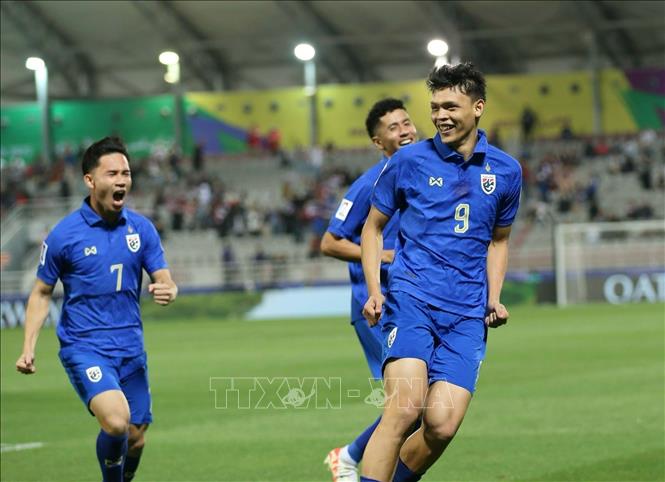 Supachai Jaided (9) ăn mừng bàn thắng thứ 2 ghi được cho Thái Lan vào lưới Kyrgyzstan. Ảnh: Hoàng Linh - PV TTXVN từ Qatar 