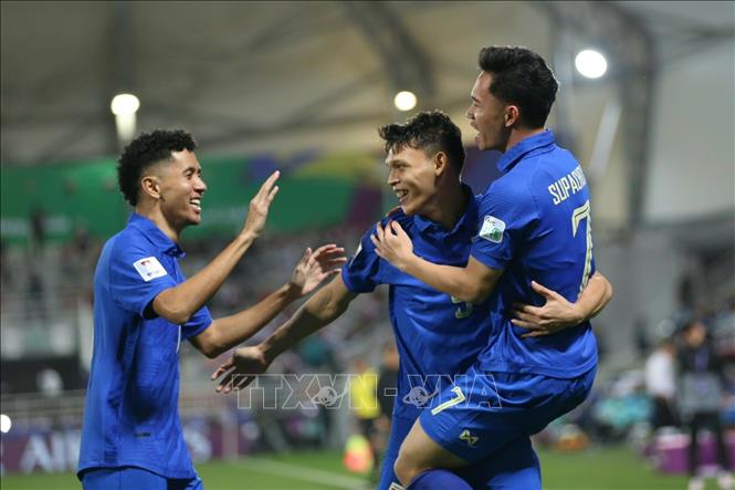 Supachai Jaided (9) ăn mừng bàn thắng thứ 2 ghi được cho Thái Lan vào lưới Kyrgyzstan. Ảnh: Hoàng Linh - PV TTXVN từ Qatar 