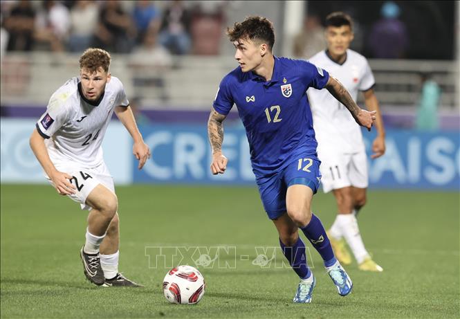 Hậu vệ Look Mikelson (12) là một trong những cầu thủ Thái Lan chơi nổi bật nhất trên sân. Ảnh: Hoàng Linh - PV TTXVN từ Qatar