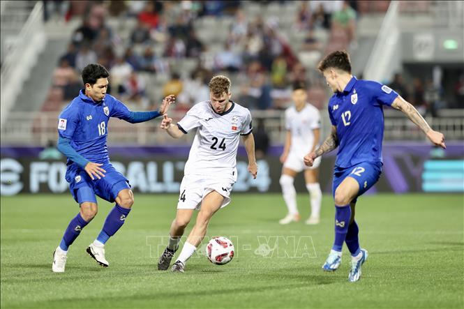 Tiền vệ Merk Kimi (24) đi bóng giữa vòng vây của 2 hậu vệ Thái Lan. Ảnh: Hoàng Linh - PV TTXVN từ Qatar