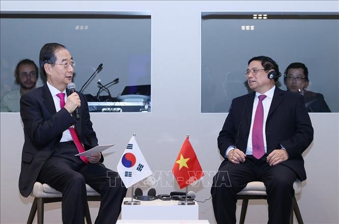 Prime Minister Pham Minh Chinh talks to RoK Prime Minister Han Duck-soo. VNA Photo: Dương Giang