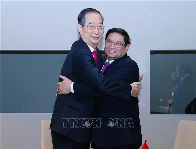 Prime Minister Pham Minh Chinh meets RoK Prime Minister Han Duck-soo. VNA Photo: Dương Giang