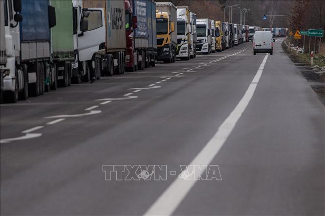 Các tài xế xe tải phong tỏa cửa khẩu biên giới với Ukraine tại Hrebenne, Đông Nam Ba Lan ngày 23/12/2023. Ảnh: PAP/TTXVN