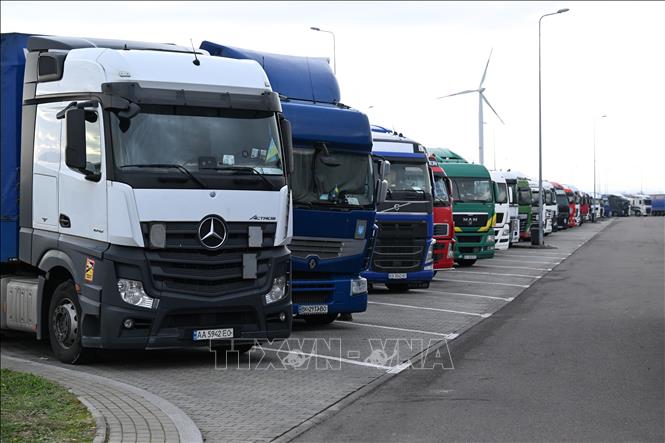 Các tài xế xe tải phong tỏa cửa khẩu biên giới với Ukraine tại làng Korczowa , Đông Nam Ba Lan, ngày 29/12/2023. Ảnh: PAP/TTXVN