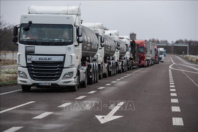 Các tài xế xe tải phong tỏa cửa khẩu biên giới với Ukraine tại Hrebenne, Đông Nam Ba Lan, ngày 23/12/2023. Ảnh: PAP/TTXVN