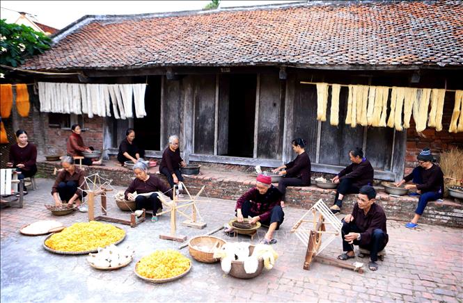 Công đoạn se sợi để dệt lụa đũi. Ảnh: Thế Duyệt – TTXVN

