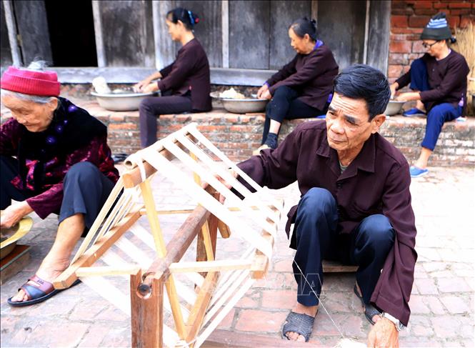 Công đoạn quay tơ. Ảnh: Thế Duyệt – TTXVN 